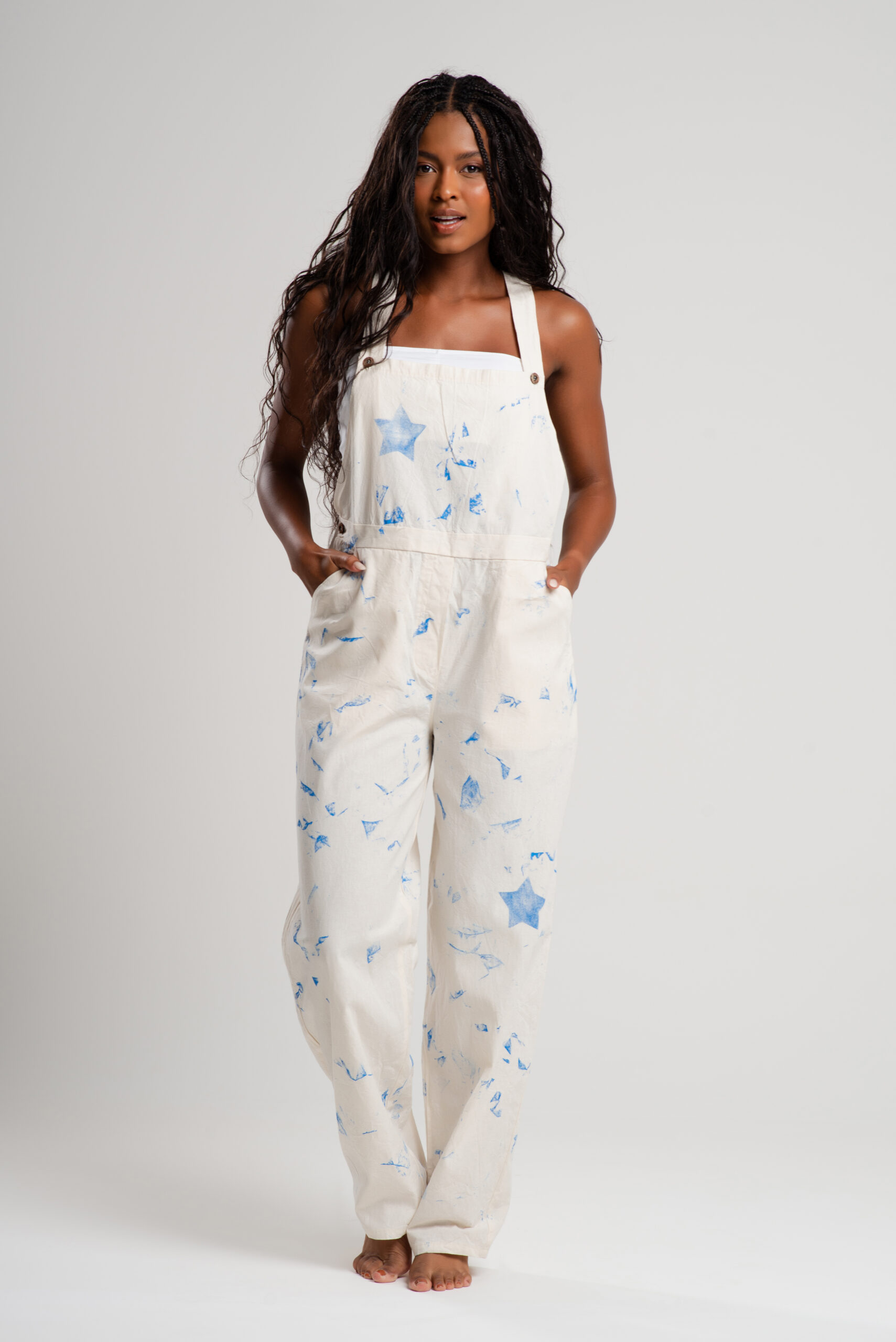 Jardineira de Algodão Cru com Estampa Manual