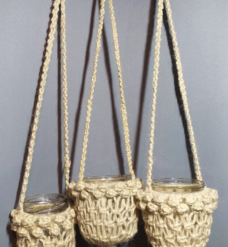 trio-de-cachepos-suspensos-em-macrame-juta-natural-e-vidro-reciclado